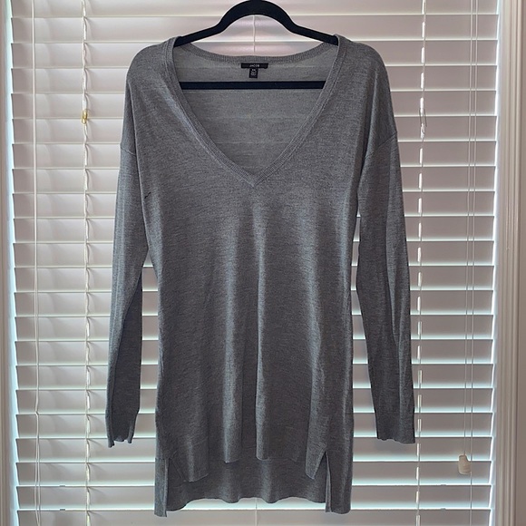 NEVER WORN V- NECK SWEATER - Picture 2 of 5